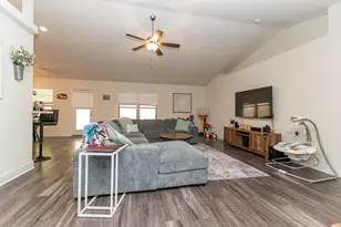 428 Triton St, Crestview, FL 32536 - Photo 2