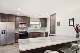 326 NW Leah Miller Dr, Fort Walton Beach, FL 32548 - Photo 10