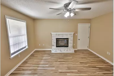 213 W Walker Circle, Crestview, FL 32539 - Photo 2