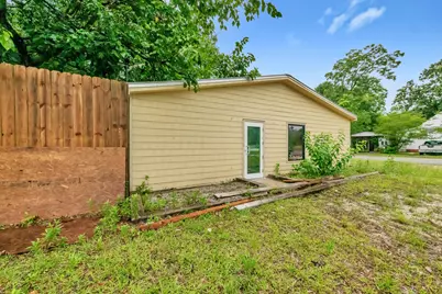 129 W Live Oak Avenue, Defuniak Springs, FL 32435 - Photo 1