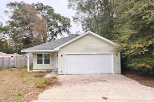 704 E Chestnut Ave, Crestview, FL 32539 - Photo 1