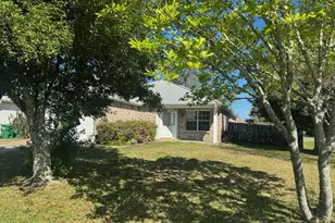 451 W Park Dr, Mary Esther, FL 32569 - Photo 2