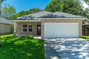 1404 Hickory St, Niceville, FL 32578 - Photo 1