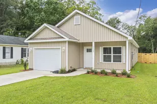 1357 E Chestnut Ave, Crestview, FL 32539 - Photo 1