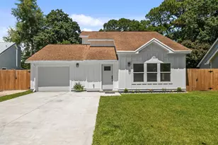 387 NW Canterbury Circle, Fort Walton Beach, FL 32548 - Photo 1