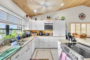 132 N Indies Dr, Duck Key, FL 33050 - Photo 32