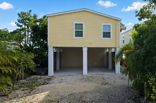 17 E Circle Dr, Saddlebunch, FL 33040 - Photo 2