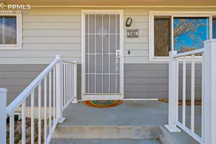 946 Hutchinson Dr, Colorado Springs, CO 80910 - Photo 2
