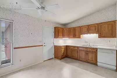 538 Lakewood Circle, Colorado Springs, CO 80910 - Photo 8