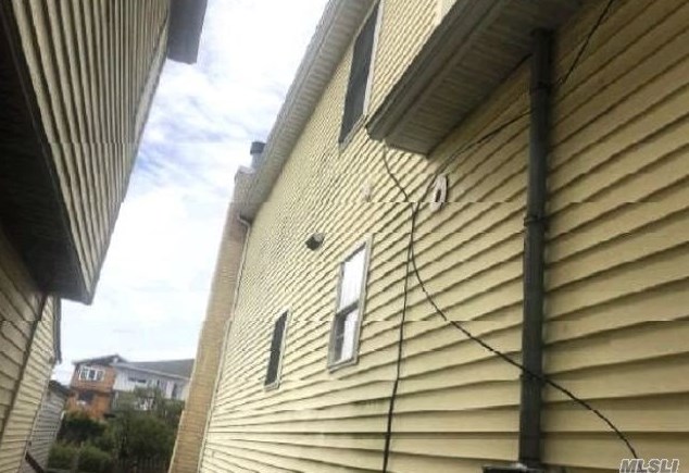 612 Miller Ave, Freeport, NY 11520-6313