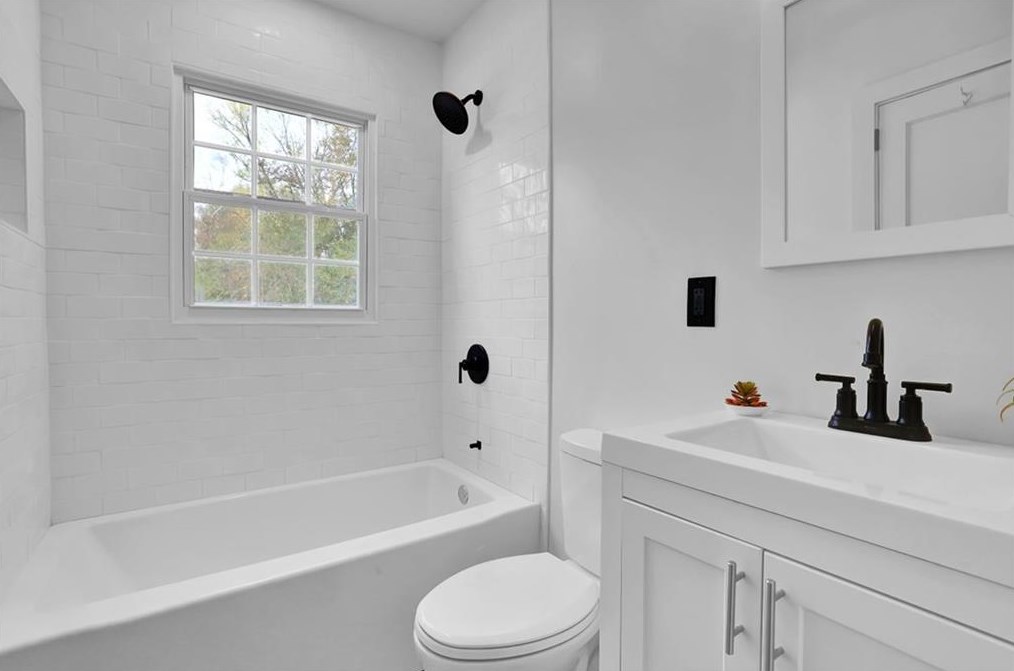 4212 Hanes Dr, Decatur GA  30035-1945 exterior