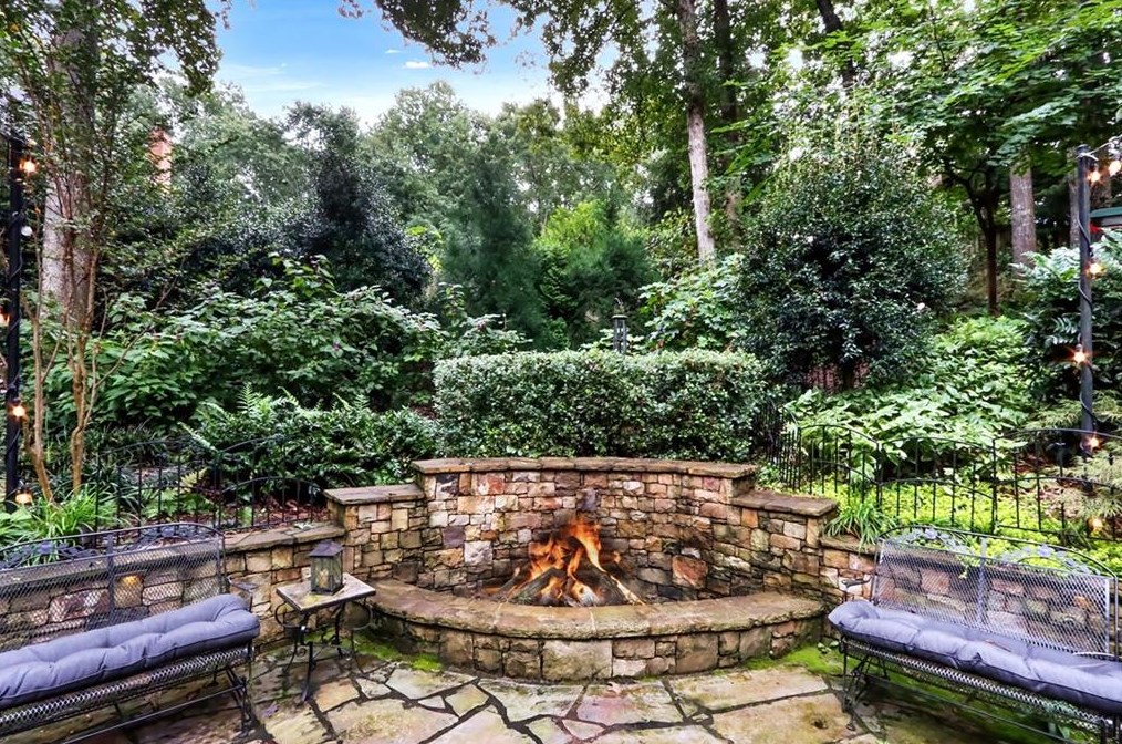 320 Quiet Water Ln, Atlanta GA  30350-3723 exterior