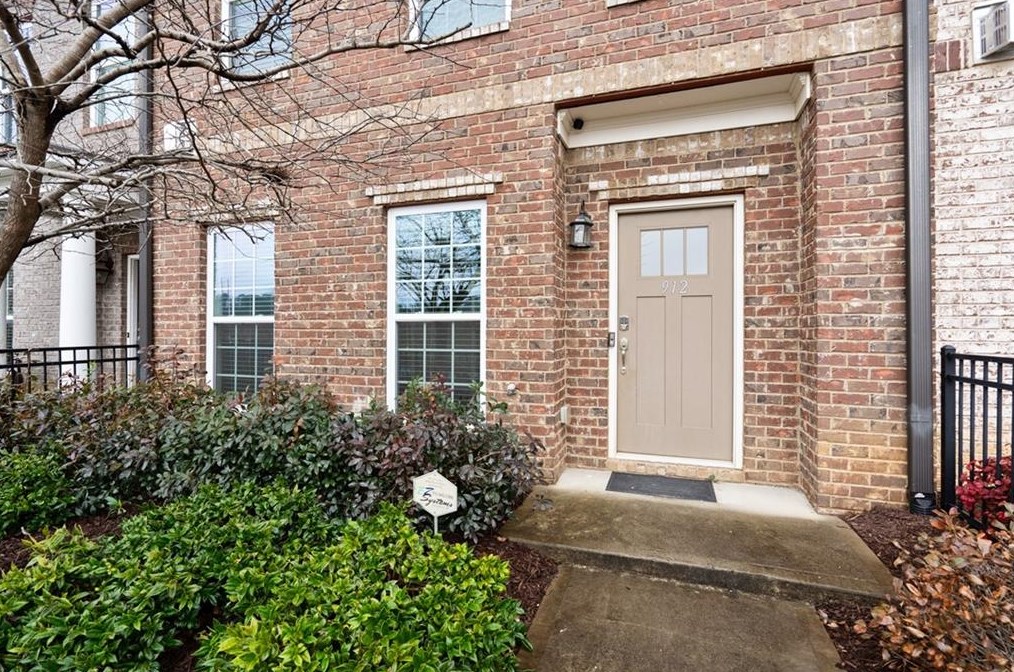 912 Westmoreland Cir, Atlanta GA  30318-4019 exterior