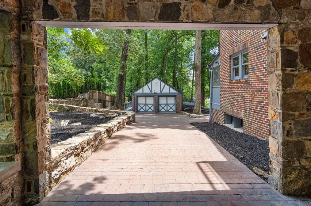 2665 Northside Dr, Atlanta GA  30305-3515 exterior