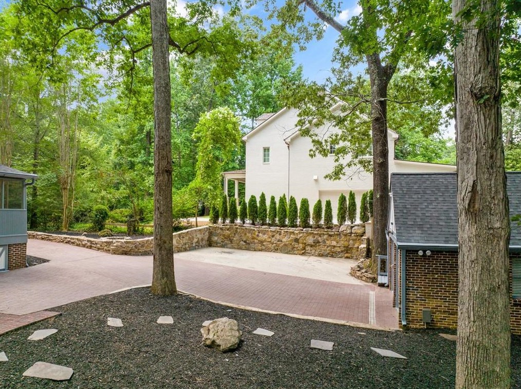 2665 Northside Dr, Atlanta GA  30305-3515 exterior