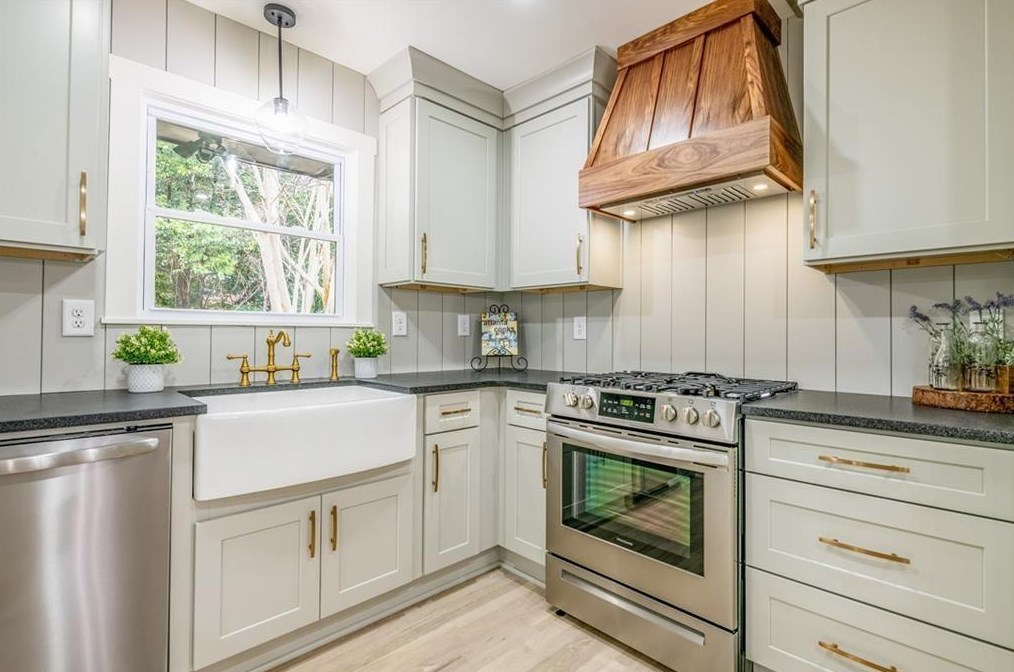 2824 Laurel Ridge Dr, Decatur GA  30033-3012 exterior