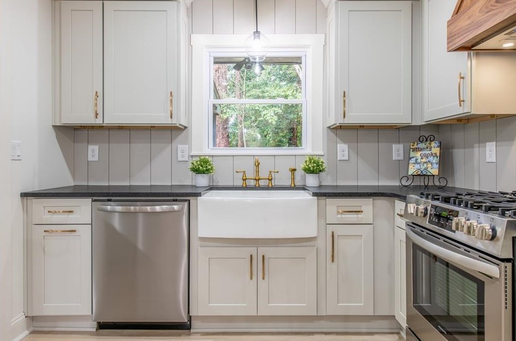 2824 Laurel Ridge Dr, Decatur GA  30033-3012 exterior
