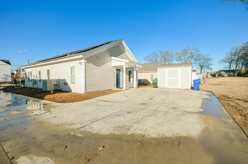 641 Davis St, Gainesville GA  30501-6704 exterior