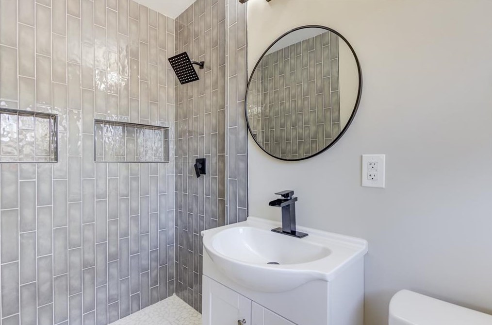 1073 Canal St, Decatur GA  30032-2302 exterior