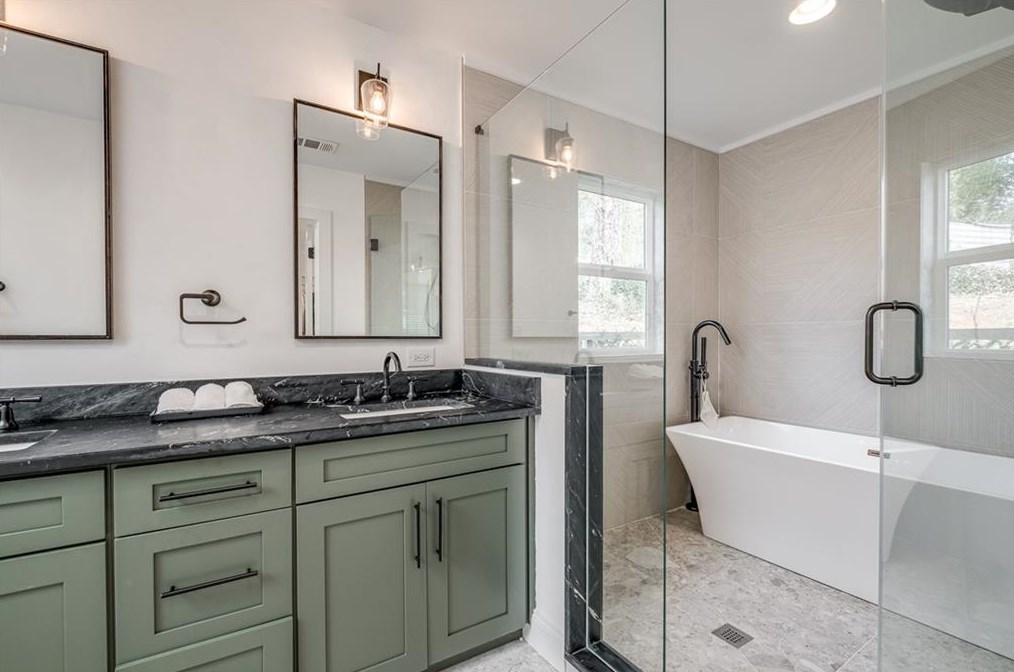 2524 Creekwood Ter, Decatur GA  30030-4509 exterior