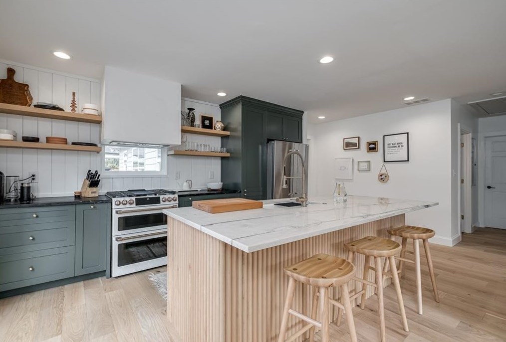 2524 Creekwood Ter, Decatur GA  30030-4509 exterior