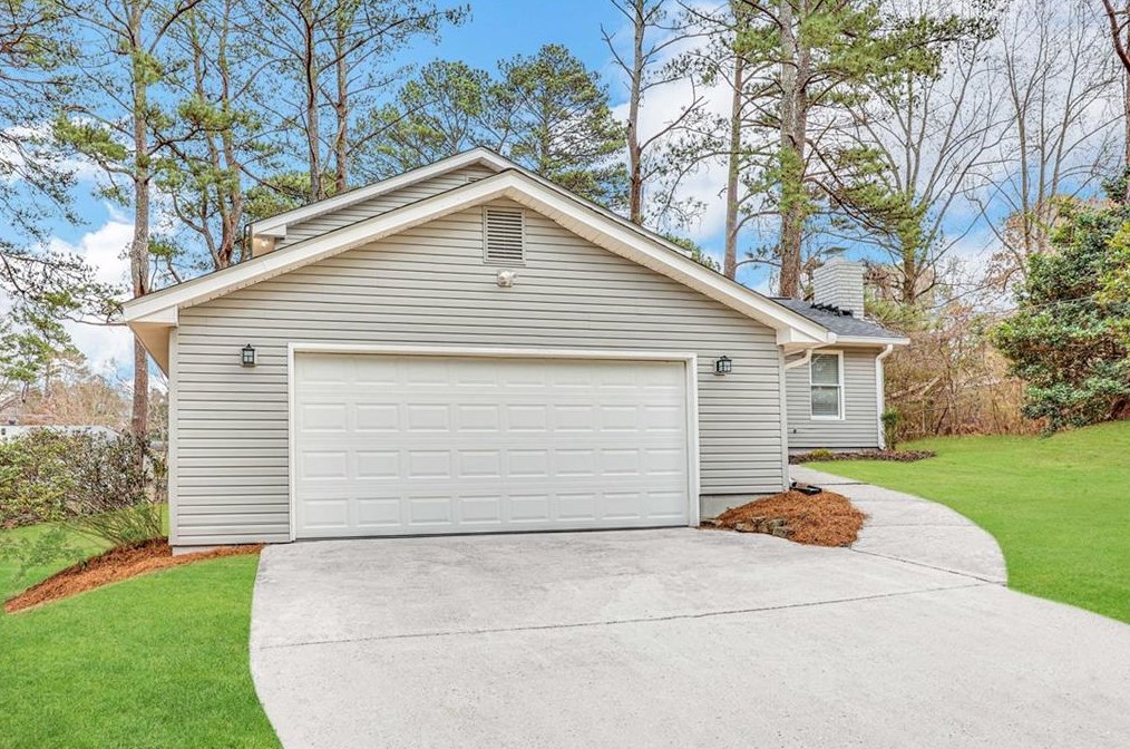 1122 Holly Hills Dr Sw, Lilburn, GA 30047