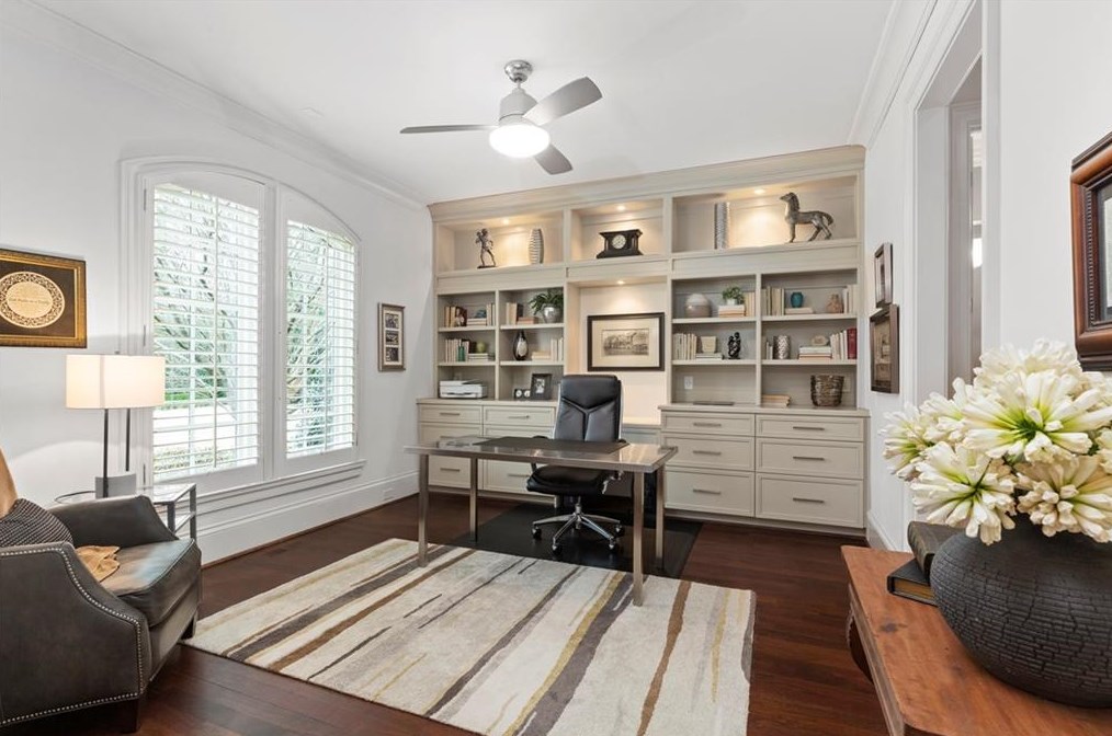 4170 Oaks Ct, Atlanta GA  30342-3560 exterior