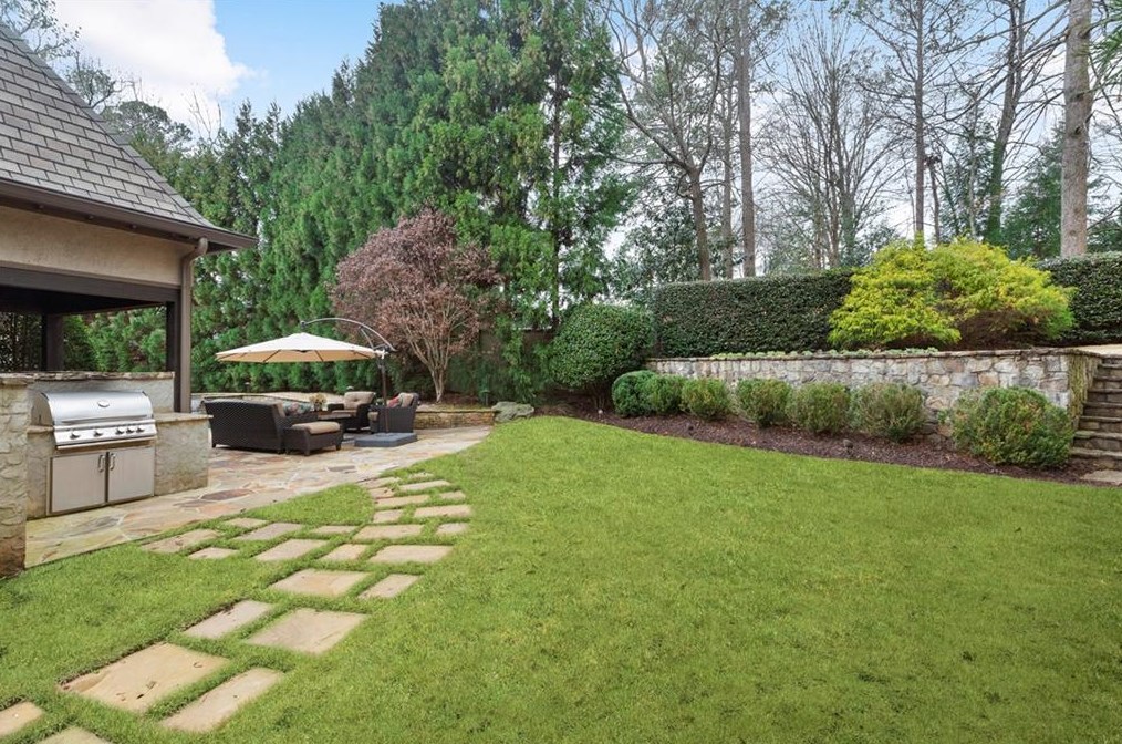 4170 Oaks Ct, Atlanta GA  30342-3560 exterior