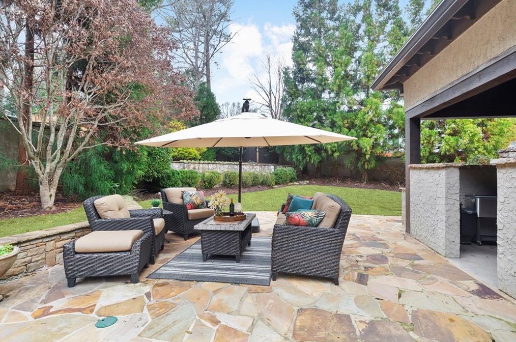 4170 Oaks Ct, Atlanta GA  30342-3560 exterior