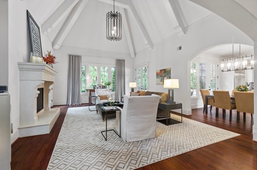 4170 Oaks Ct, Atlanta GA  30342-3560 exterior
