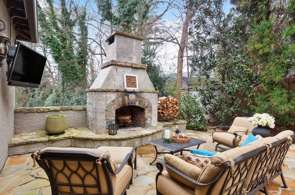 4170 Oaks Ct, Atlanta GA  30342-3560 exterior