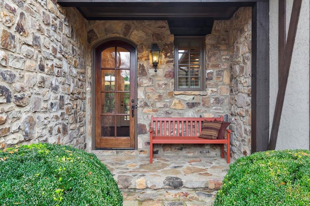 4170 Oaks Ct, Atlanta GA  30342-3560 exterior