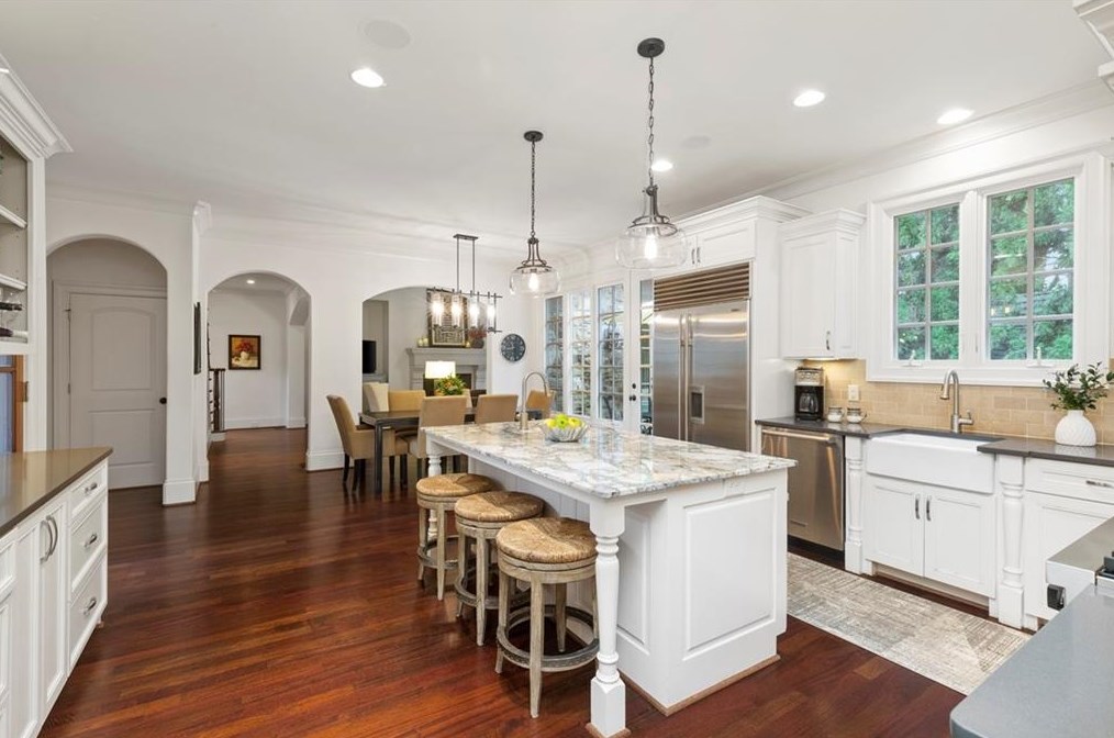 4170 Oaks Ct, Atlanta GA  30342-3560 exterior