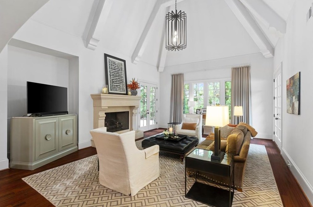 4170 Oaks Ct, Atlanta GA  30342-3560 exterior