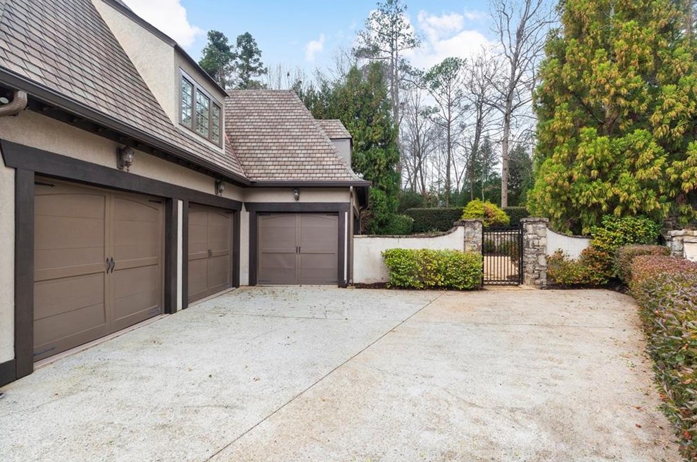 4170 Oaks Ct, Atlanta GA  30342-3560 exterior