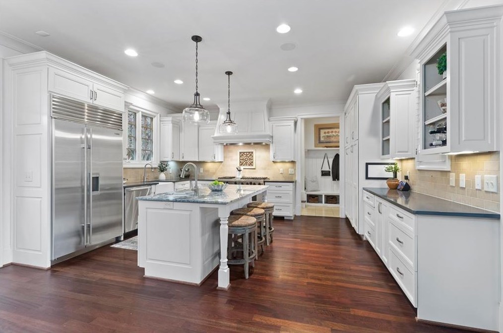 4170 Oaks Ct, Atlanta GA  30342-3560 exterior