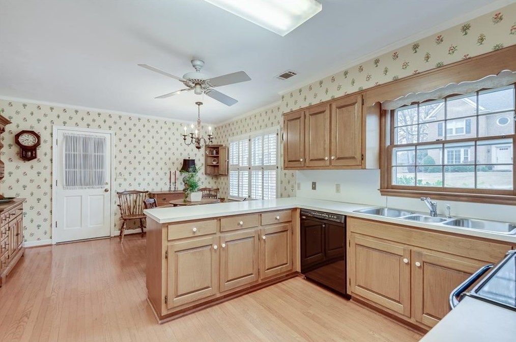 1816 Bedfordshire Dr, Decatur GA  30033-1406 exterior