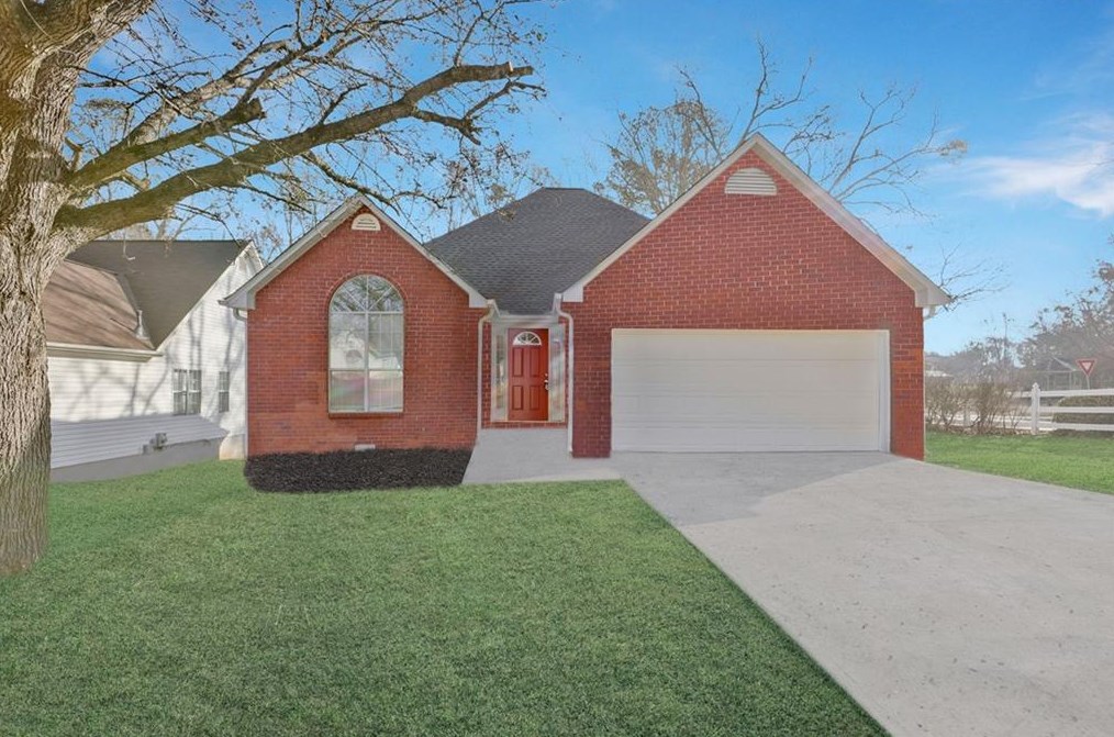 300 Jasmine Dr, Locust Grove, GA 30248