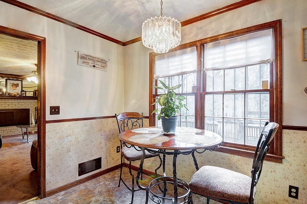 2085 Tudor Castle Dr, Decatur GA  30035-2161 exterior