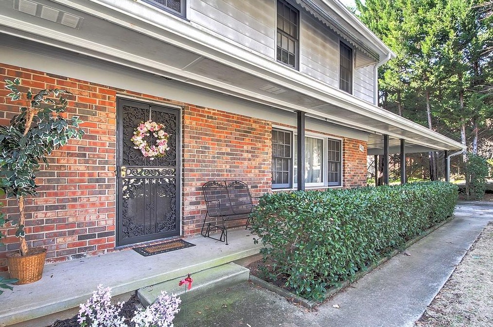 2085 Tudor Castle Dr, Decatur, GA 30035-2161