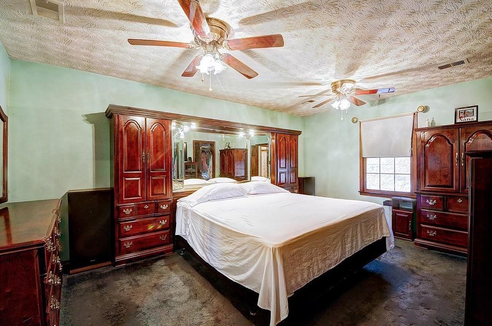 2085 Tudor Castle Dr, Decatur GA  30035-2161 exterior