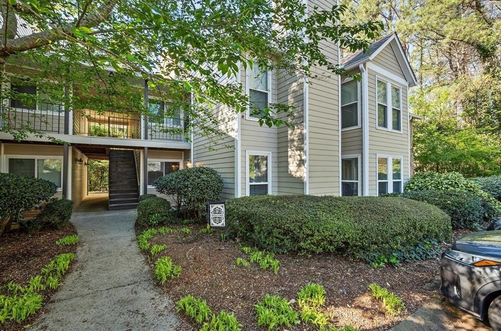 1009 Lake Pointe Cir, Roswell, GA 30075