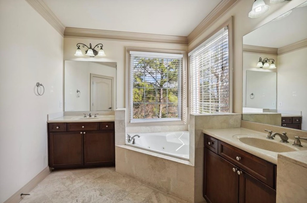 972 Persimmon Pt, Atlanta GA  30328-4503 exterior