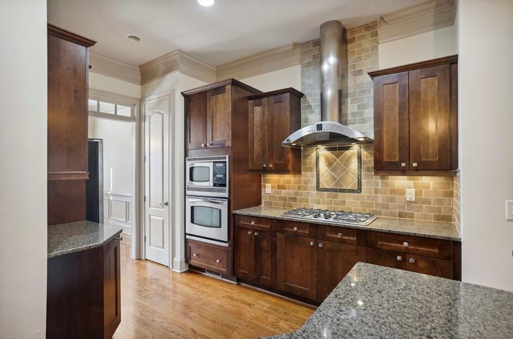 972 Persimmon Pt, Atlanta GA  30328-4503 exterior