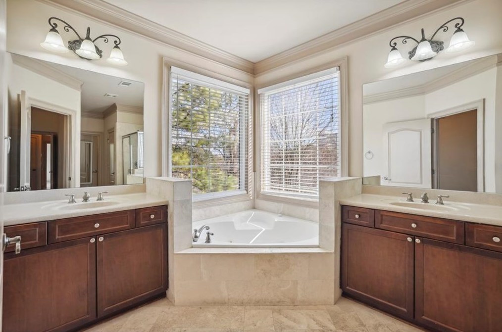 972 Persimmon Pt, Atlanta GA  30328-4503 exterior
