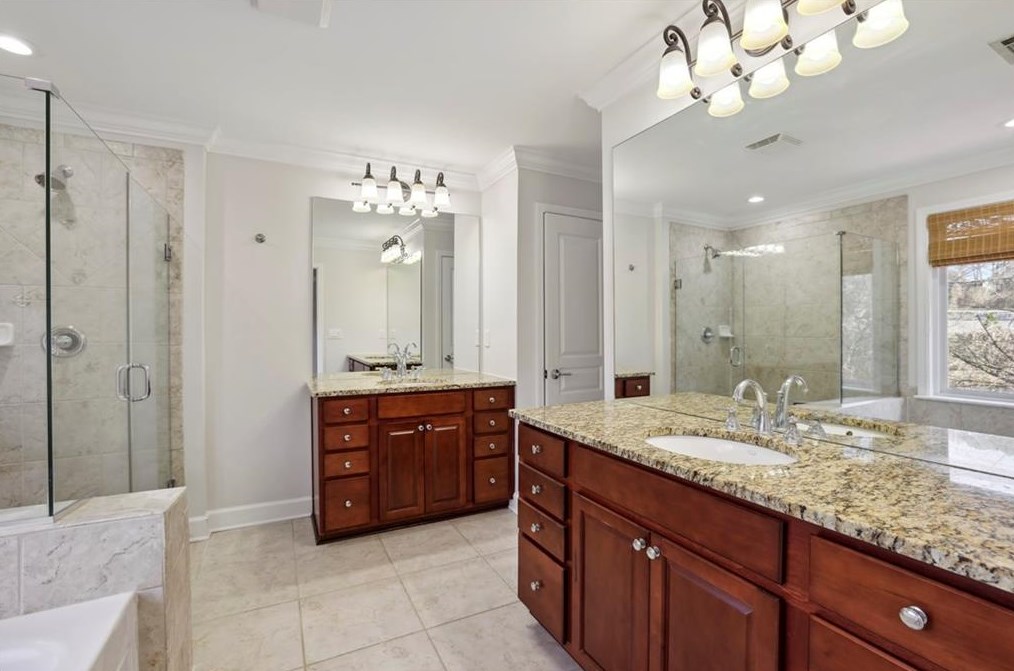2836 Overlook Ct, Atlanta GA  30324-7503 exterior