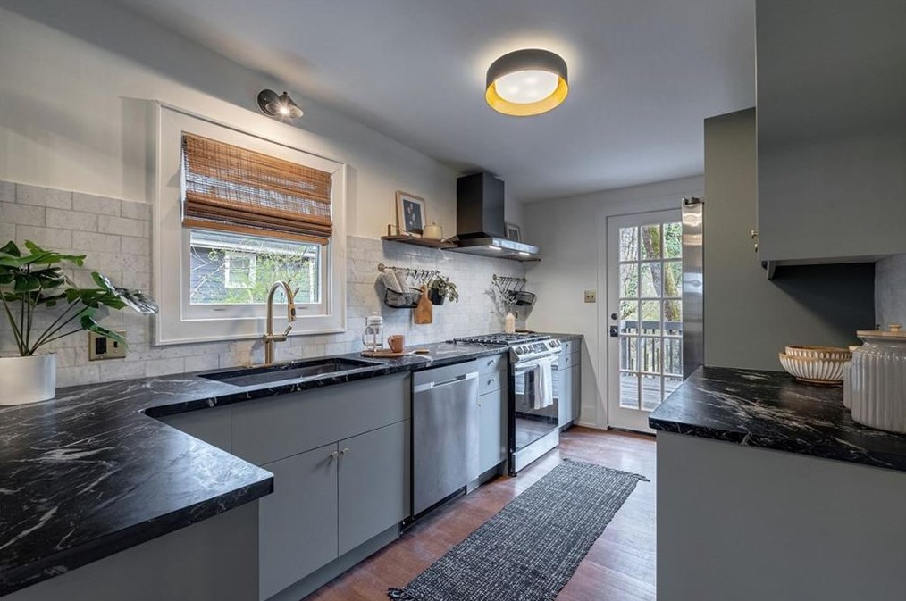 141 Watson Cir, Atlanta GA  30317-2616 exterior
