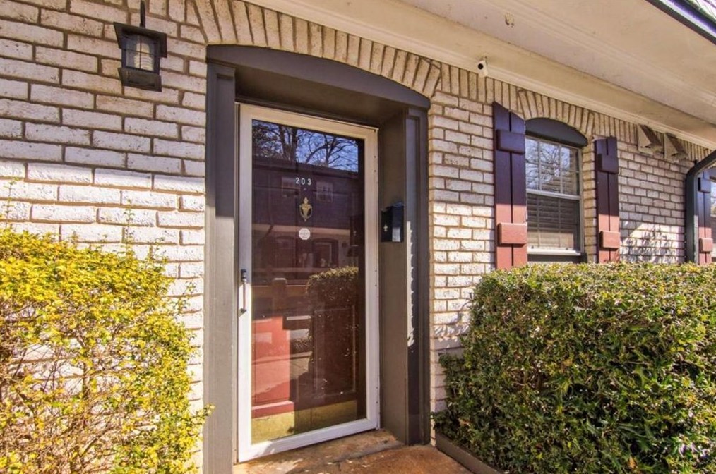 203 Stonecliff Ct, Stone Mountain, GA 30083