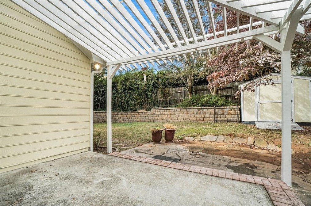 1067 Ashbury Dr, Decatur GA  30030-4171 exterior