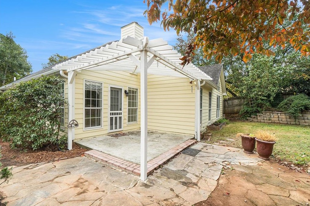 1067 Ashbury Dr, Decatur GA  30030-4171 exterior